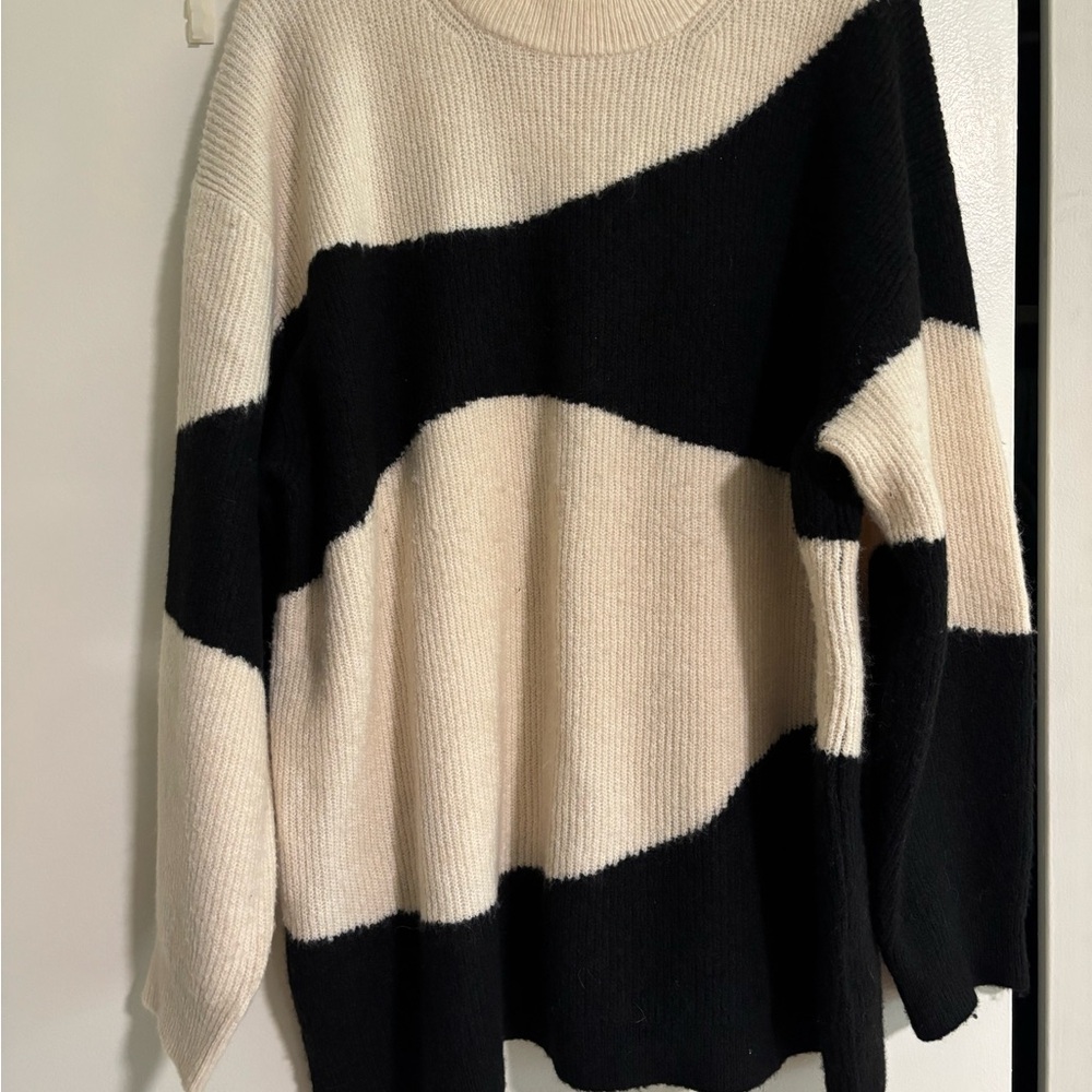 H&M Black and Cream Wave Pattern Sweater